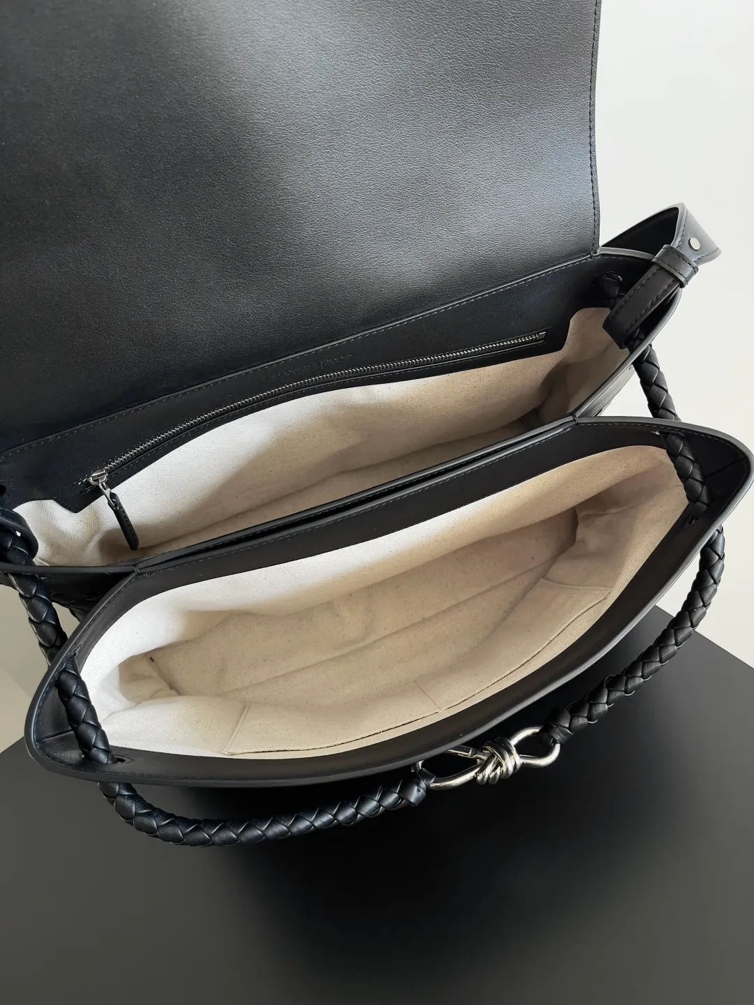 Batch 2460 BOTTEGA VENETA 2025 new men's ANDIAMO backpack Bottega Veneta's main recommendation is undoubtedly Andiamo. The first new favorite of 2025 is a men's splayed buckle bag. It can be seen that the designer has used many small ideas. The detachable cross-body strap is very convenient for elite office workers to carry their work diary. Reduce the burden on your hands when carrying office supplies. The interior is divided into two large compartments and a small zippered compartment. Unlike the women's model, the compartments here are not detachable. The fixed large single layer also makes it easier to pack lightly when going out to work and avoids the accumulation of too many small items. Style number: 807715 Size: 37*26*13cm